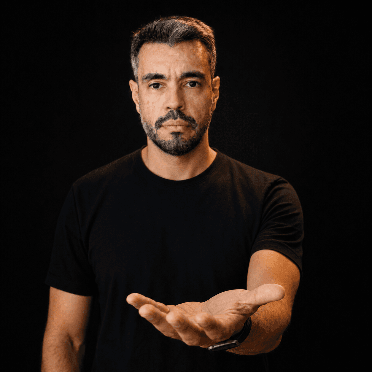 Nando, fundador da Elite Mídias, apresentando o sistema de aquisição e vendas